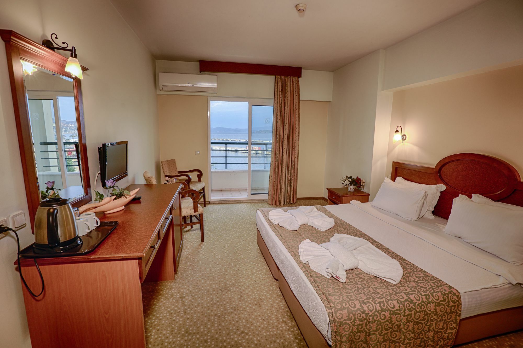 קוסדסי Kayhanbey Hotel מראה חיצוני תמונה